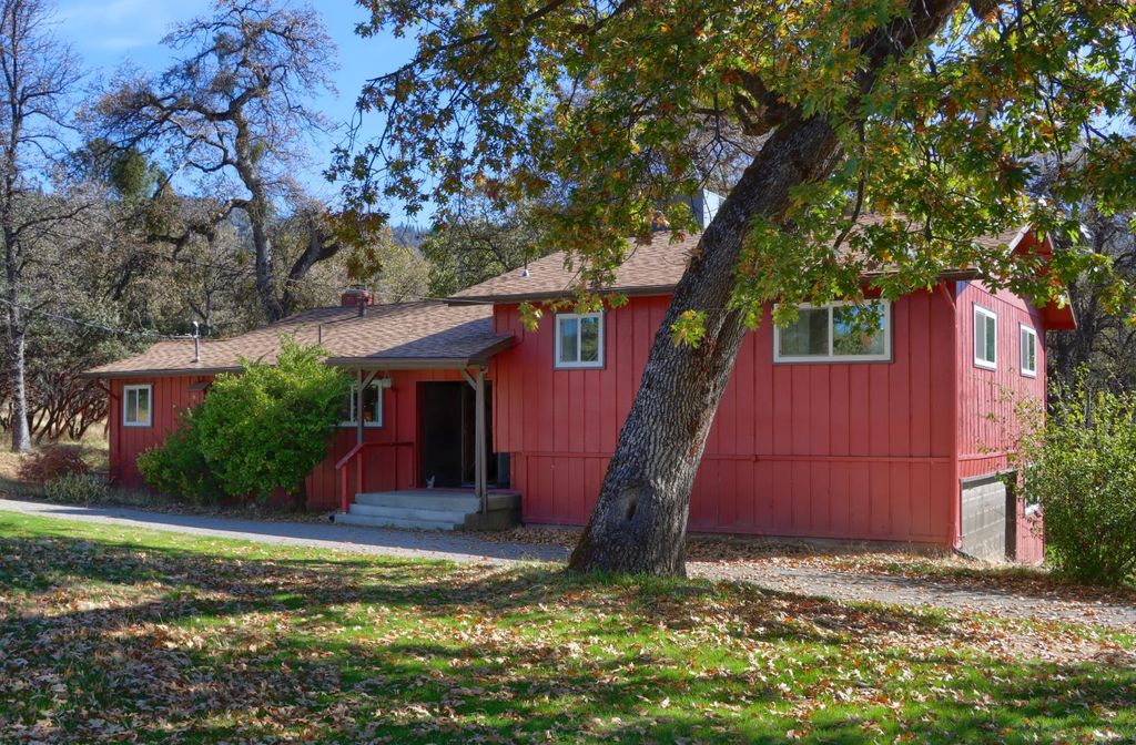 Image 4 of property listing at 42896 Country Club Drive E, Oakhurst, CA 93644