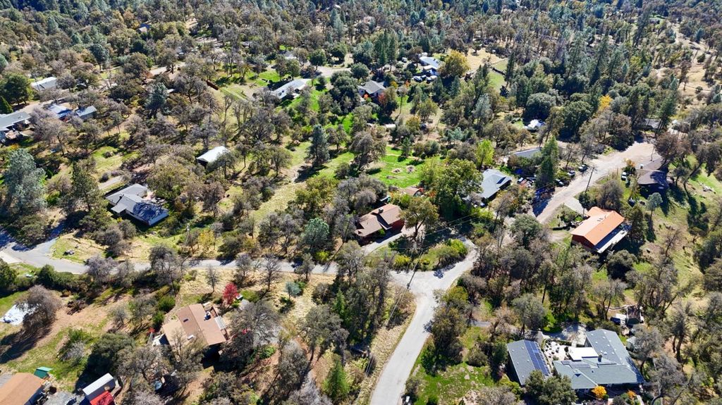 Image 41 of property listing at 42896 Country Club Drive E, Oakhurst, CA 93644