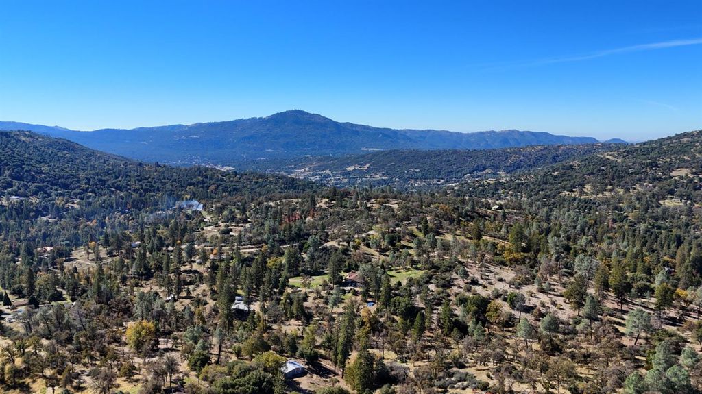 Image 43 of property listing at 42896 Country Club Drive E, Oakhurst, CA 93644