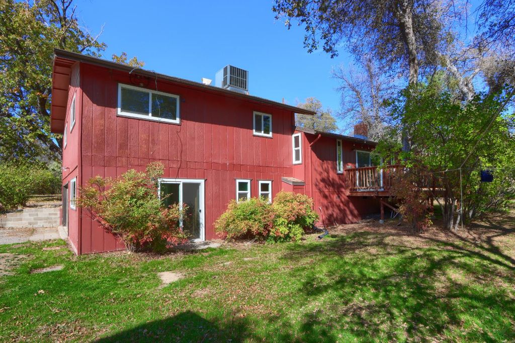 Image 7 of property listing at 42896 Country Club Drive E, Oakhurst, CA 93644