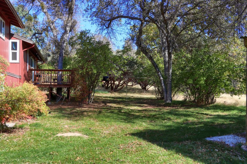 Image 8 of property listing at 42896 Country Club Drive E, Oakhurst, CA 93644