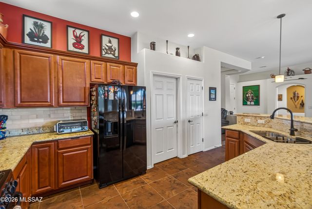 837 W Bosch Drive, Green Valley, AZ 85614