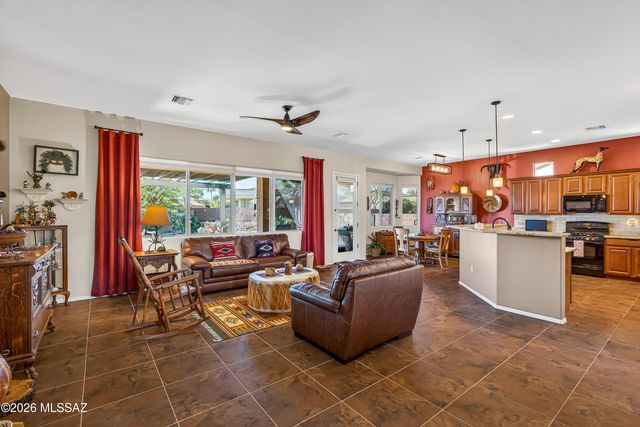 837 W Bosch Drive, Green Valley, AZ 85614