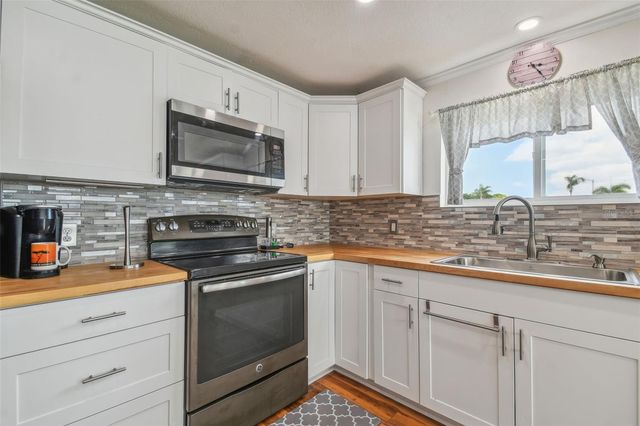 10232 PARADISE DRIVE 193, Largo, FL 33773