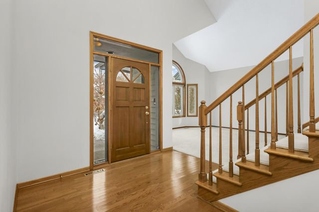 8827 Flesher Circle, Eden Prairie, MN 55347