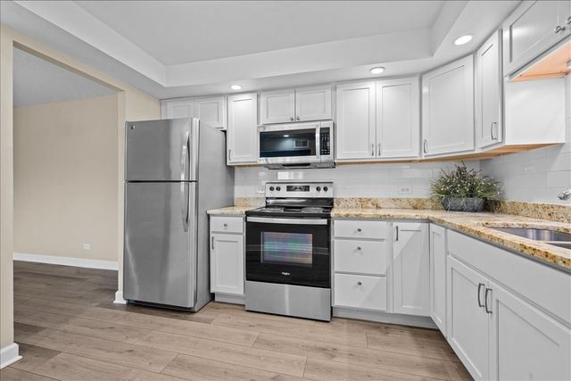 13000 W Heiden Circle 3105, Lake Bluff, IL 60044