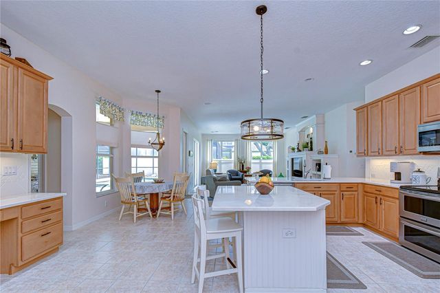 5725 EAGLEMOUNT CIRCLE, Lithia, FL 33547