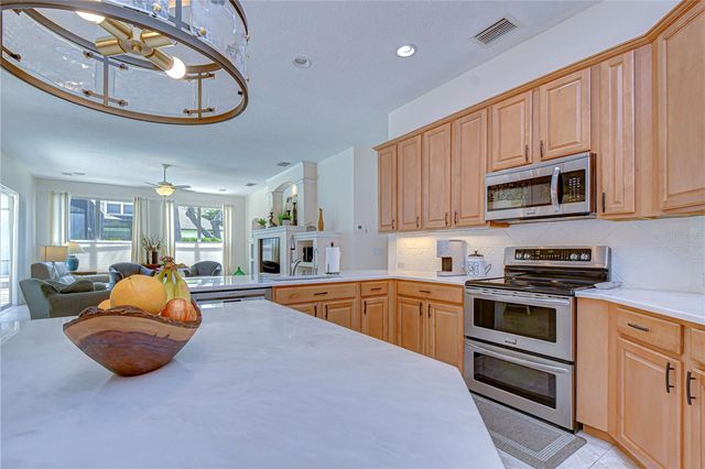 5725 EAGLEMOUNT CIRCLE, Lithia, FL 33547