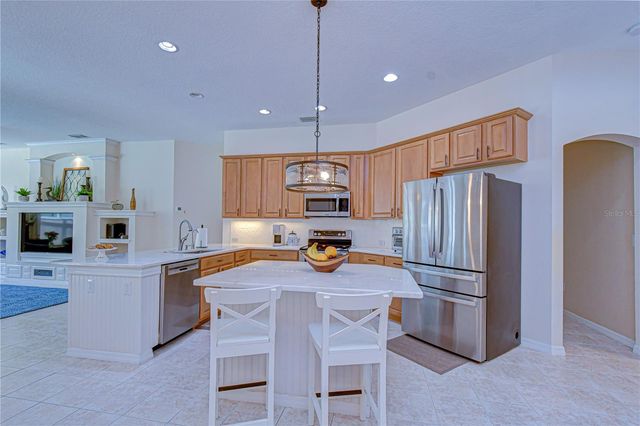 5725 EAGLEMOUNT CIRCLE, Lithia, FL 33547