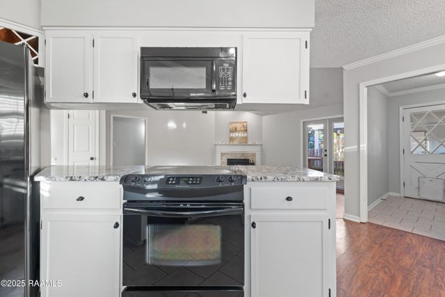 115 Meadow Glen Drive, Youngsville, LA 70592