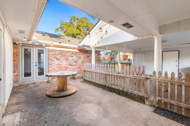 115 Meadow Glen Drive, Youngsville, LA 70592