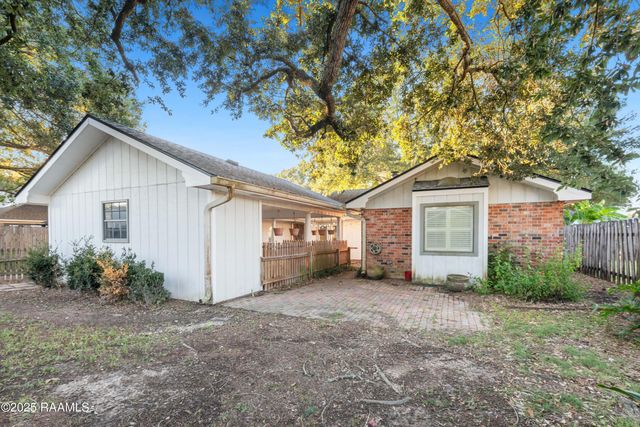 115 Meadow Glen Drive, Youngsville, LA 70592