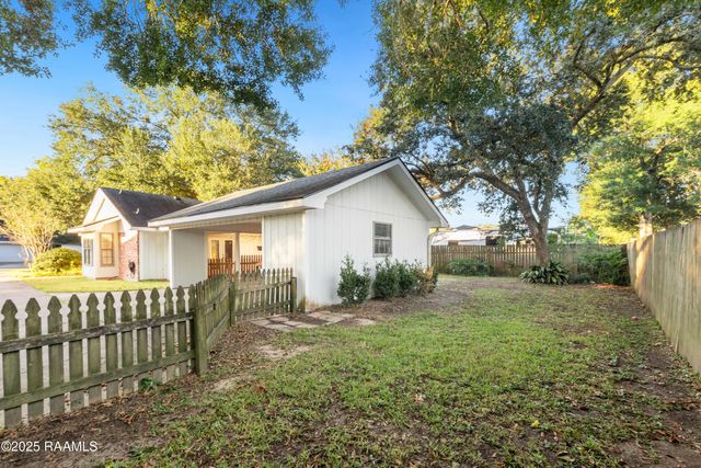 115 Meadow Glen Drive, Youngsville, LA 70592