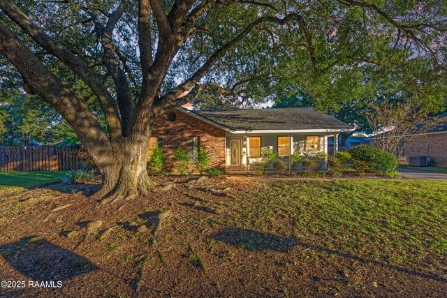 115 Meadow Glen Drive, Youngsville, LA 70592