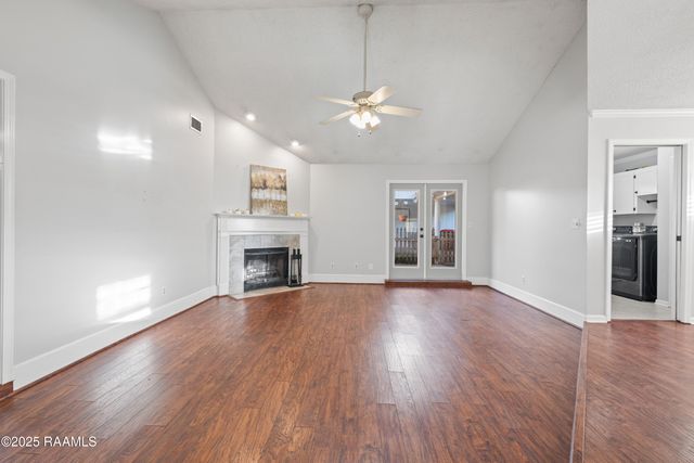 115 Meadow Glen Drive, Youngsville, LA 70592