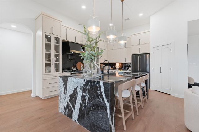 208 N Mountain Ridge, Cresson, TX 76035
