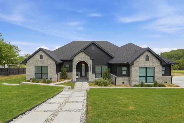 208 N Mountain Ridge, Cresson, TX 76035