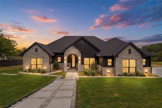 208 N Mountain Ridge, Cresson, TX 76035