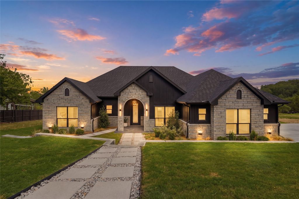 208 N Mountain Ridge, Cresson, TX 76035