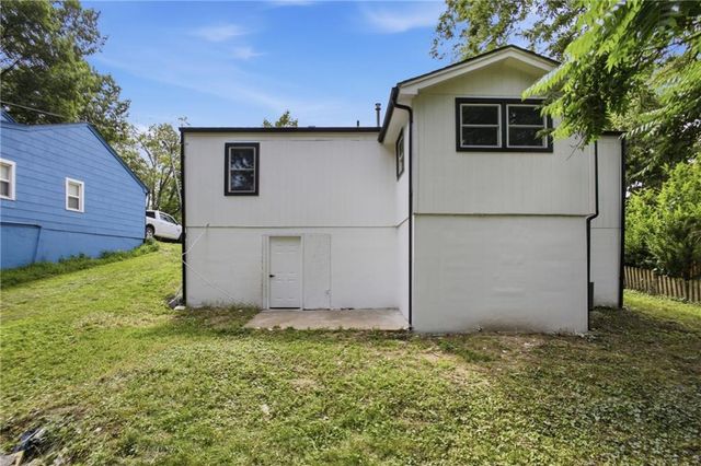 2221 S Hawthorne Avenue, Independence, MO 64052