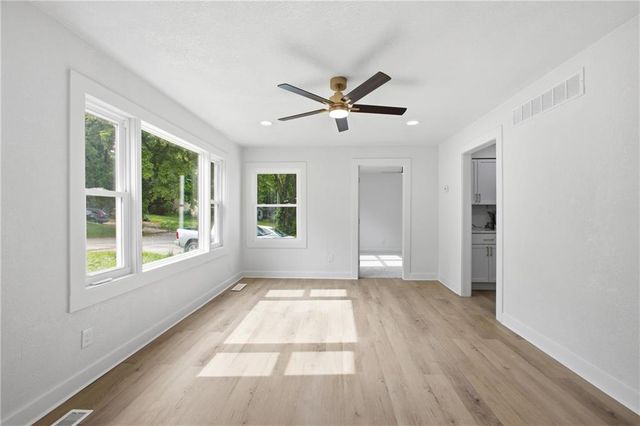 2221 S Hawthorne Avenue, Independence, MO 64052