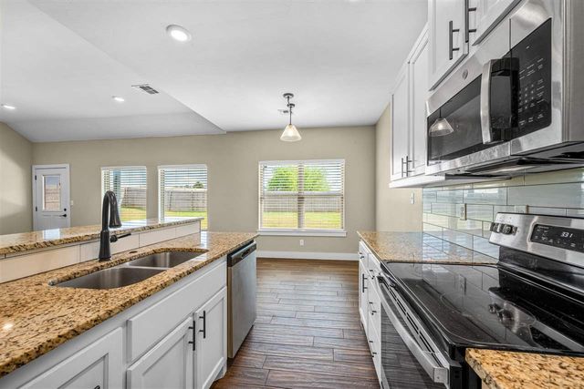10613 NE Seaside Ln, Elgin, OK 73538