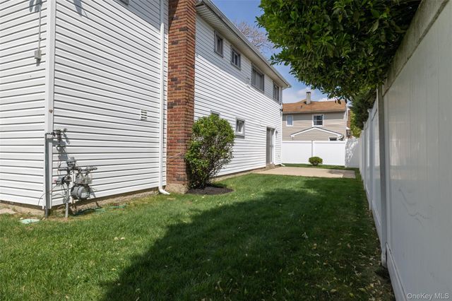 68 Madison Avenue, Island Park, NY 11558