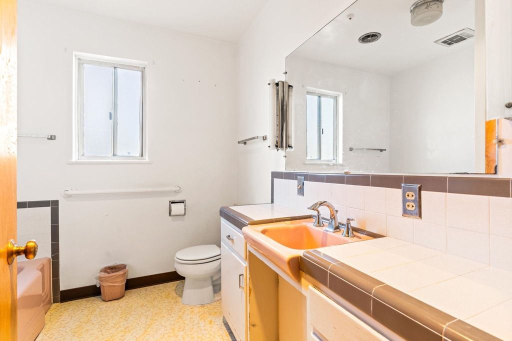 Image 19 of property listing at 1591 159Th Ave, San Leandro, CA 94578