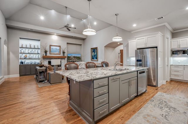 904 Waterpoint Court E, Granbury, TX 76048