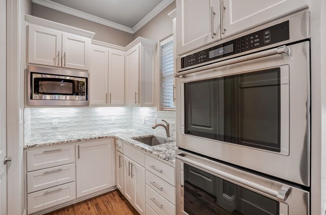 904 Waterpoint Court E, Granbury, TX 76048