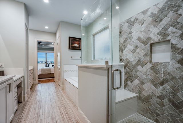 904 Waterpoint Court E, Granbury, TX 76048