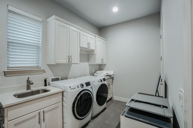 904 Waterpoint Court E, Granbury, TX 76048