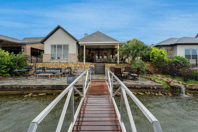 904 Waterpoint Court E, Granbury, TX 76048