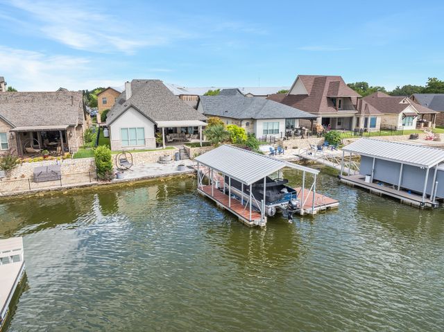 904 Waterpoint Court E, Granbury, TX 76048