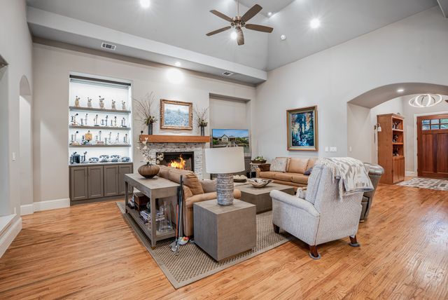 904 Waterpoint Court E, Granbury, TX 76048