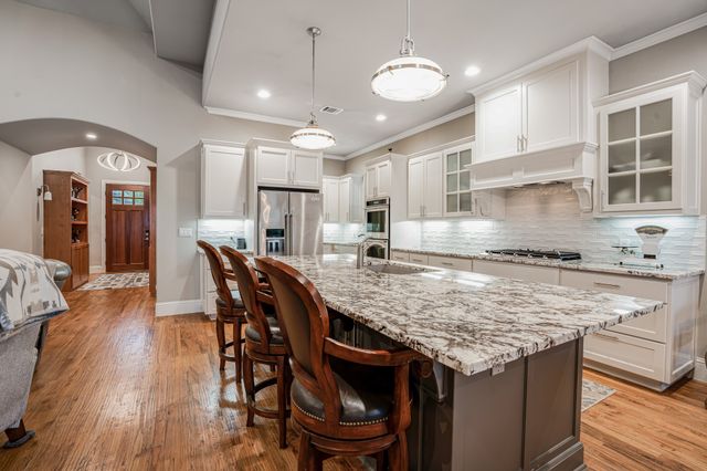904 Waterpoint Court E, Granbury, TX 76048