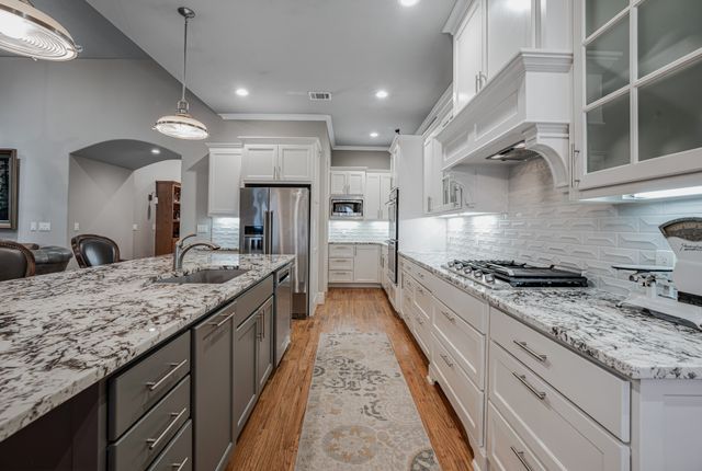 904 Waterpoint Court E, Granbury, TX 76048