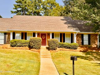 402 Idlewoods Lane, Ridgeland, MS 39157