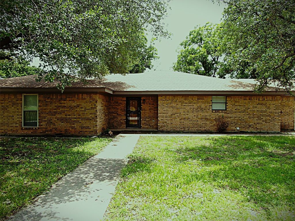 6605 US Highway 67 84, Bangs, TX 76823