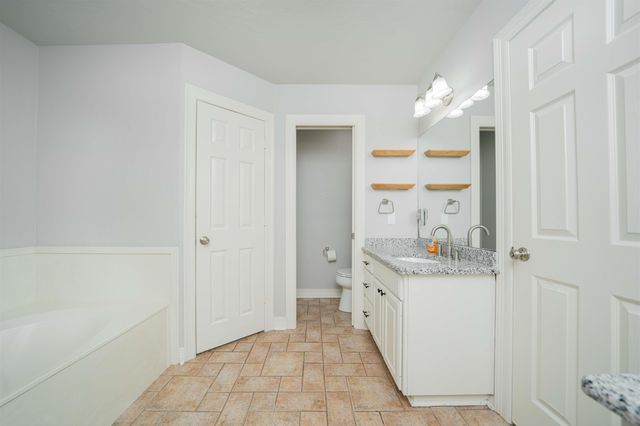 712 Hollybrook Dr, Longview, TX 75605