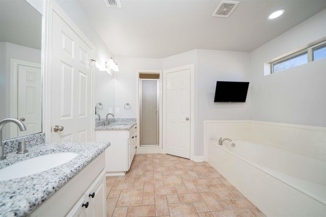 712 Hollybrook Dr, Longview, TX 75605