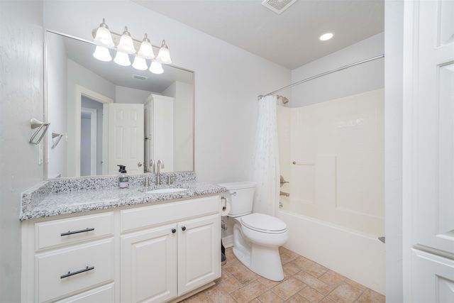 712 Hollybrook Dr, Longview, TX 75605