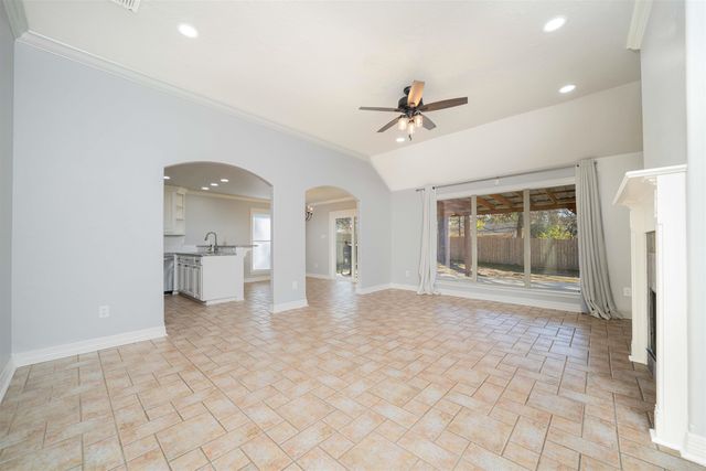 712 Hollybrook Dr, Longview, TX 75605