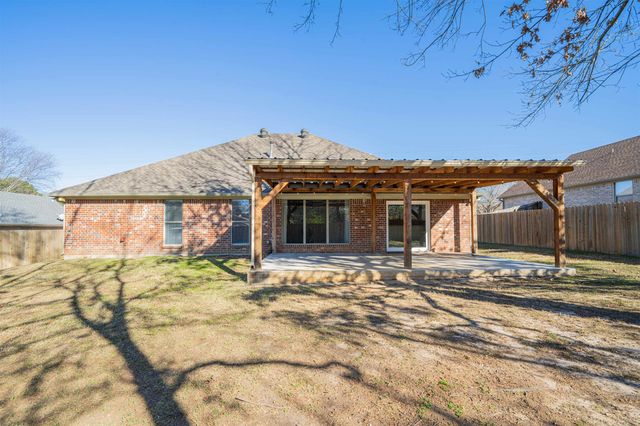 712 Hollybrook Dr, Longview, TX 75605
