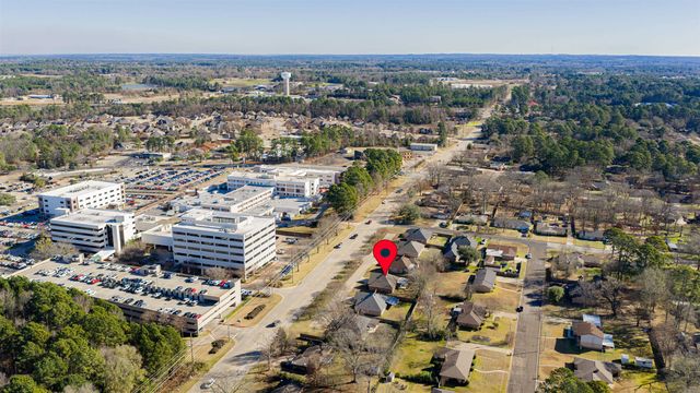 712 Hollybrook Dr, Longview, TX 75605