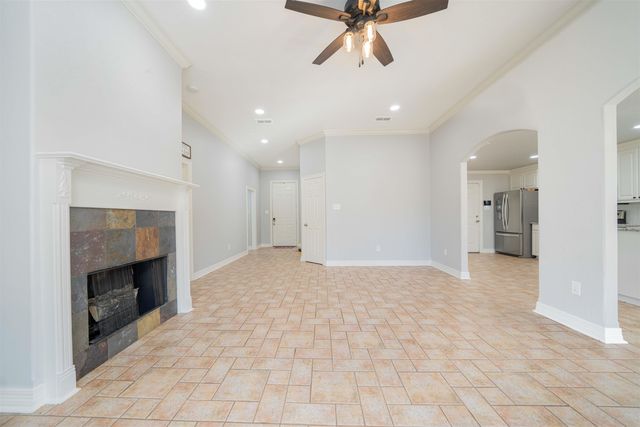 712 Hollybrook Dr, Longview, TX 75605