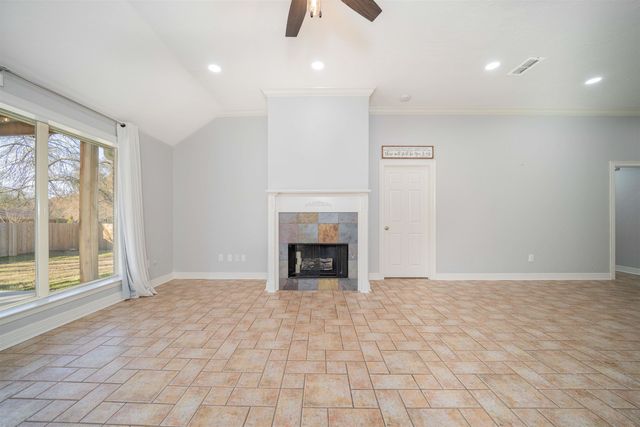 712 Hollybrook Dr, Longview, TX 75605