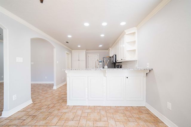 712 Hollybrook Dr, Longview, TX 75605