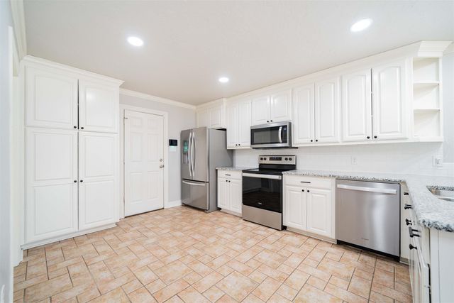 712 Hollybrook Dr, Longview, TX 75605