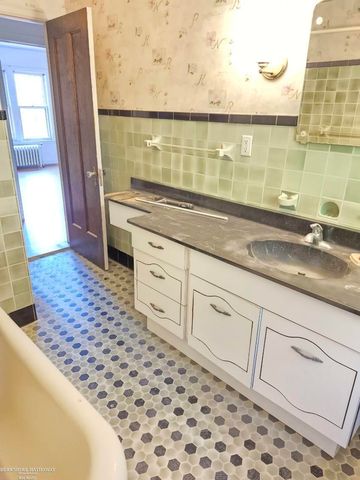 936 Trombley Avenue, Grosse Pointe Park, MI 48230